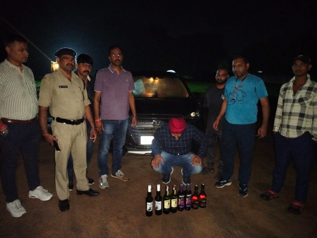 रायपुर,शुष्क दिवस पर आबकारी विभाग की बड़ी कार्रवाई,कई जगहों पर छापेमारी कर,मध्यप्रदेश की महंगी शराब सहित अवैध मदिरा बरामद,03 प्रकरण दर्ज,रायपुर से मनोज शुक्ला कि रिपोर्ट:-