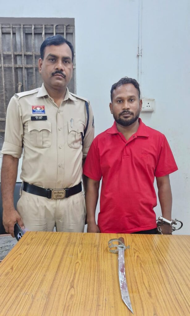 देखिए वीडियो,रायपुर राजधानी के थाना विधानसभा थाना प्रभारी की सक्रियता,त्वरित कार्यवाही,खालबाड़ा सद्दू निवासी हिस्ट्रीशीटर गोपाल टांडी को तलवार समेत किया गिरफ्तार,सड्डू बाजार में खुलेआम तलवार लेकर आम लोगों को डरा-धमका रहा था आरोपी के कब्जे से धारदार लोहे की तलवार बरामद,आरोपी के विरुद्ध हत्या,हत्या का प्रयासआर्म्स एक्ट सहित,अलग अलग थानों में 18 प्रकरण पूर्व से दर्ज,रायपुर से मनोज शुक्ला कि रिपोर्ट:-