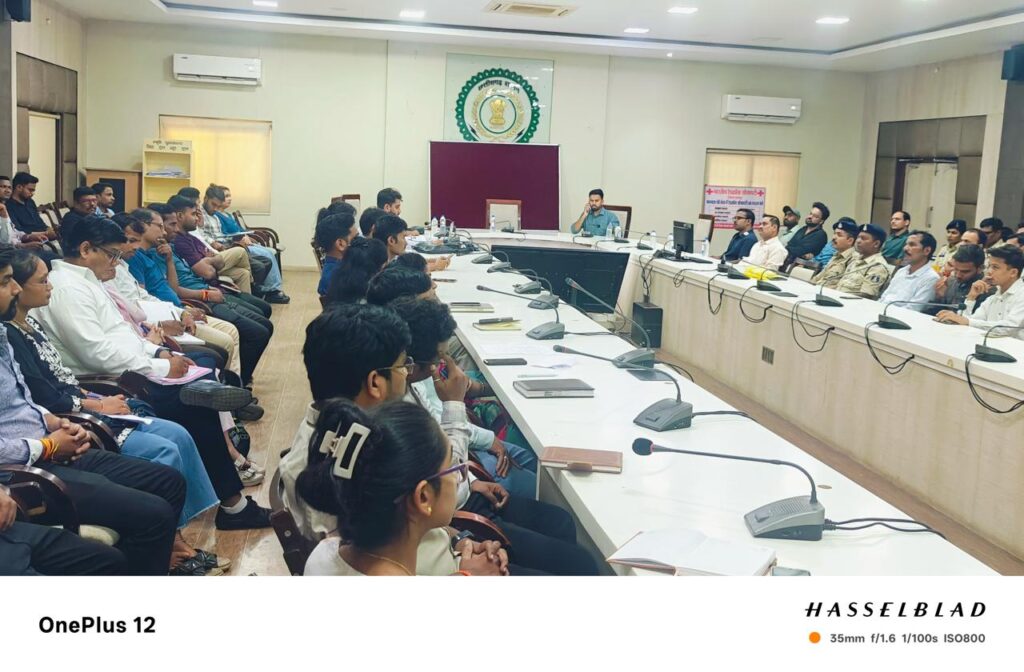 सड़क दुर्घटनाओं में कमी लाने और कम खर्च में भी सड़क सुरक्षा उपायों को अधिक पुख्ता करने हेतु अंतर्विभागीय लीड एजेंसी और रायपुर आर टी ओ के द्वारा जिला स्तरीय प्रशिक्षण कार्यक्रम का आयोजन किया गया,रायपुर से मनोज शुक्ला कि रिपोर्ट:-